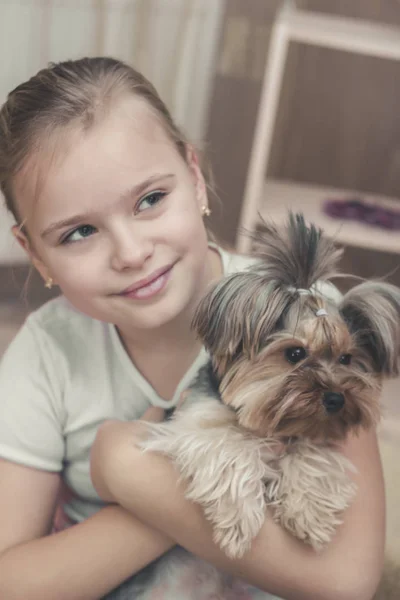 Schattig Jong Blond Meisje Met Haar Puppy Van Terriër Van — Stockfoto