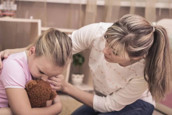 Matka Pociesza Jej Smutne Nastoletnią Córkę Problemy Nastolatek Matka Jej — Zdjęcie stockowe