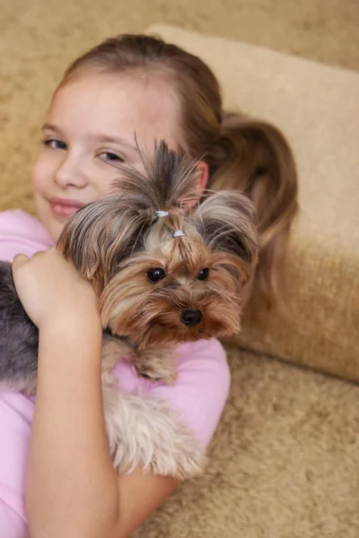 Menina Loira Bonito Com Seu Cachorro Yorkshire Terrier Deitado Sofá — Fotografia de Stock