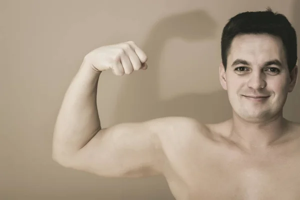 Nahaufnahme Eines Mannes Oben Ohne Der Seine Muskeln Der Rechten — Stockfoto