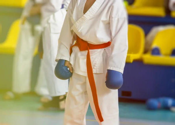 Körperteil Eines Karate Mannes Kimono Handschuhen Der Turnhalle — Stockfoto