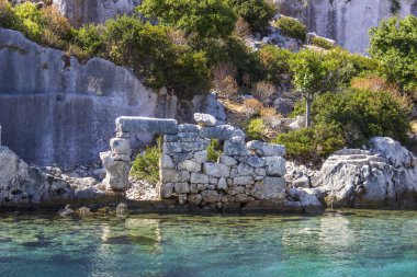 Kekova Demre yakınındaki küçük Türk Adası üzerinde batık şehir kalıntıları. Antalya İli, Türkiye.