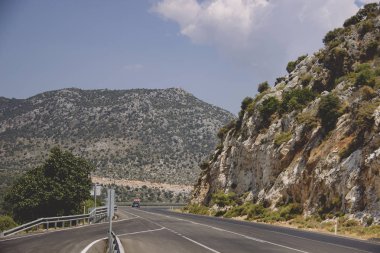 Türkiye'de karayolu kırsal dağ silsilesi. Türkiye'nin Dağları'nda tehlikeli bir yolu. Trafik emniyet konsepti.