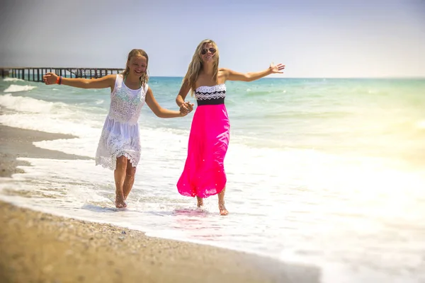 Счастливая Семейная Мать Дочь Подросток Бегают Смеются Играют Пляже — стоковое фото