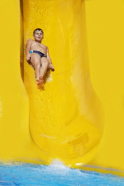 Adolescente Menino Divertindo Slide Água Parque Aquático — Fotografia de Stock