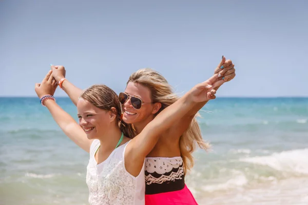 Szczęśliwa Rodzina Plaży Ludzie Zabawy Letnie Wakacje Matka Dziecko Niebieskim — Zdjęcie stockowe