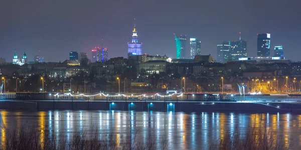 Starówki i rzeki Wisły w nocy w Warszawie. — Zdjęcie stockowe