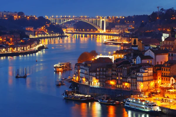 Noční staré město a řeku Douro v Porto, Portugalsko. — Stock fotografie