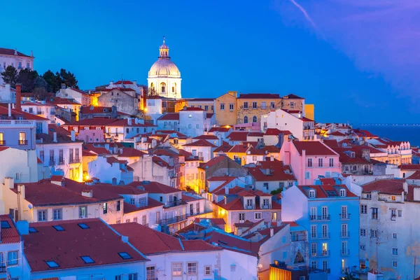 Алфама вночі, Лісабон, Португалія — стокове фото