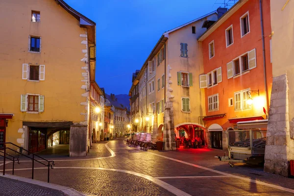 Rua noturna na Cidade Velha de Annecy, França — Fotografia de Stock