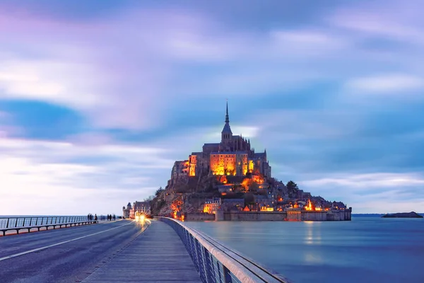 Mont Saint Michel ao pôr do sol, Normandia, França — Fotografia de Stock