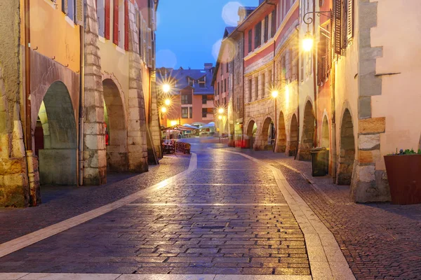 夜の街中で古いのアヌシー、フランス — ストック写真