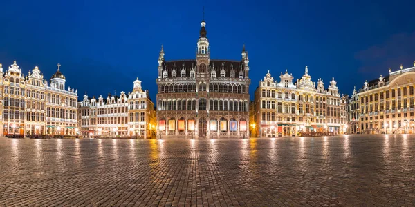 Grand Place Square por la noche en Bélgica, Bruselas —  Fotos de Stock