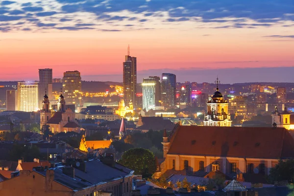 Altstadt und Wolkenkratzer, Vilnius, Litauen — Stockfoto