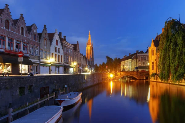 Kanal Katelijnestraat ve kilise Our Lady, Bruges — Stok fotoğraf