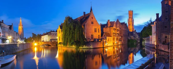 Belfort toren en de kerk van onze lieve vrouw in Brugge — Stockfoto