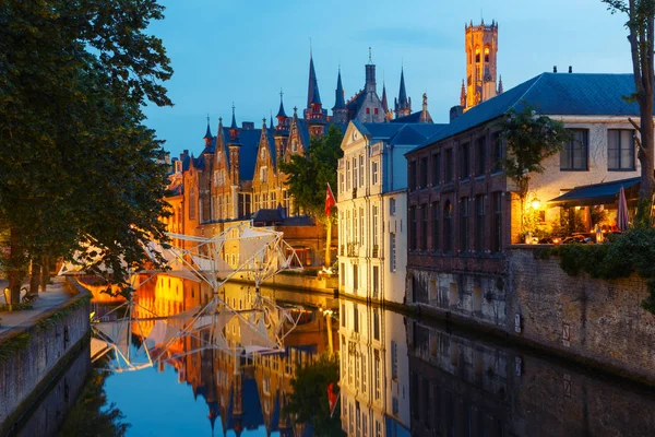 Paesaggio urbano notturno con una torre Belfort e il canale verde a Brug — Foto Stock