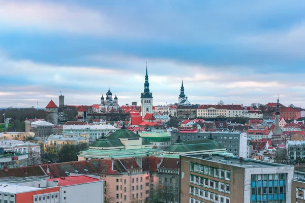 Vista aerea città vecchia al tramonto nuvoloso, Tallinn, Estonia — Foto Stock