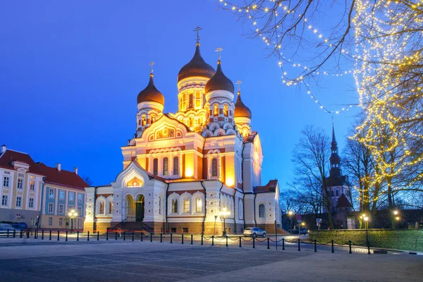 亚历山大 · 涅夫斯基大教堂在晚上在塔林 — 图库照片