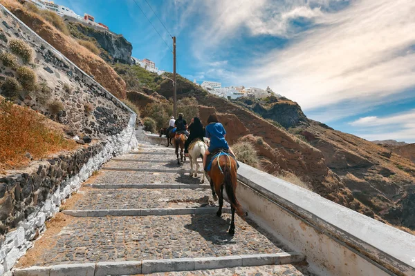 Turister på esler klatrer opp trappen, Fira, Santorini – stockfoto