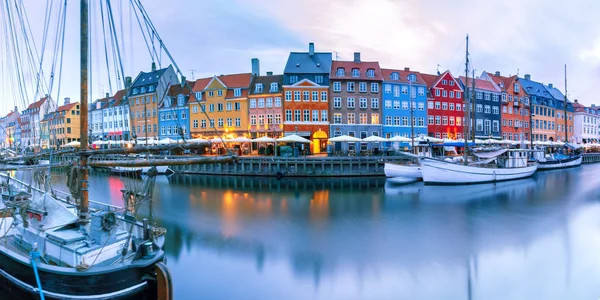 Panorama van Nyhavn in Kopenhagen, Denemarken. — Stockfoto