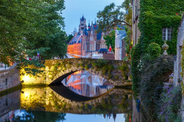 Night Green canal en Brujas, Bélgica —  Fotos de Stock