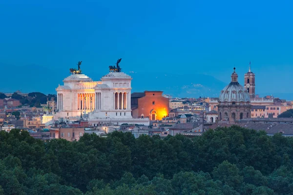 Aérea maravillosa vista de Roma por la noche, Italia — Foto de Stock