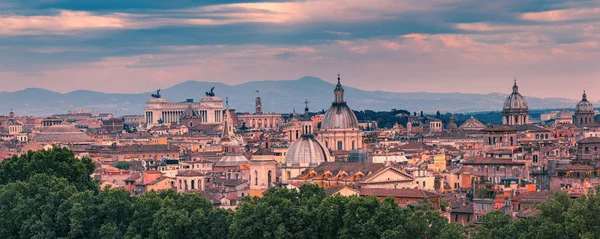 罗马在日落时，意大利的空中景色 — 图库照片