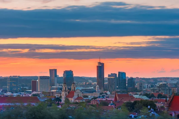 Stare Miasto i drapacze chmur, Wilno, Litwa — Zdjęcie stockowe