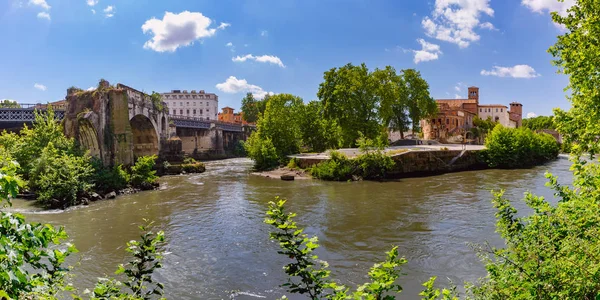 Isla del Tíber en día soleado, Roma, Italia —  Fotos de Stock