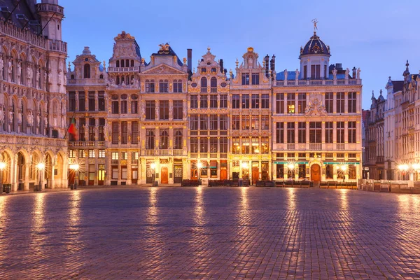 Grand Place Square por la noche en Bruselas, Bélgica —  Fotos de Stock