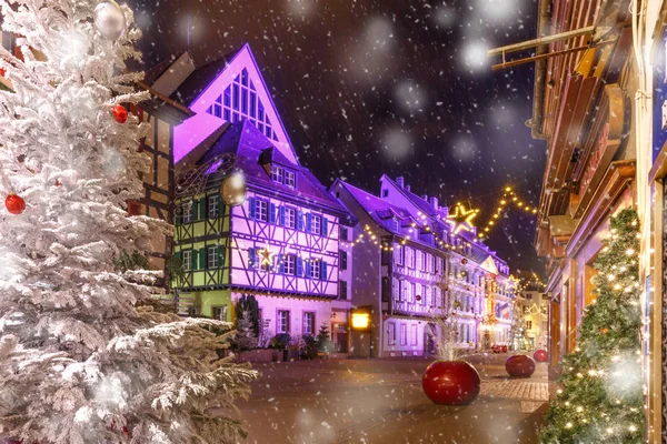 Christmas gata på natten i Colmar, Alsace, Frankrike — Stockfoto