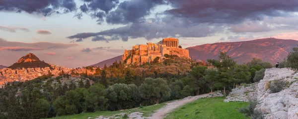 Acropolis Hill a Parthenon v Aténách, Řecko — Stock fotografie