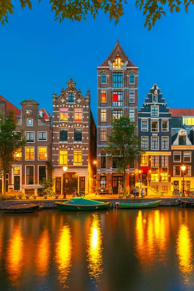 Vista notturna sul canale di Amsterdam con case olandesi — Foto Stock