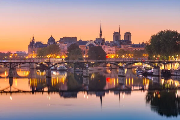 Ночной Ile de la Cite в Париже, Франция — стоковое фото