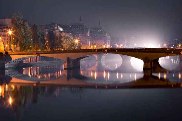 Night Seine Pariisissa, Ranskassa — kuvapankkivalokuva