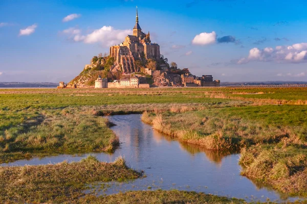 Mont Saint Michel al atardecer, Normandía, Francia — Foto de Stock