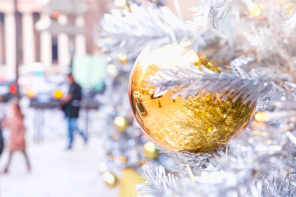 Pallone d'oro di Natale a Parigi, Francia — Foto Stock