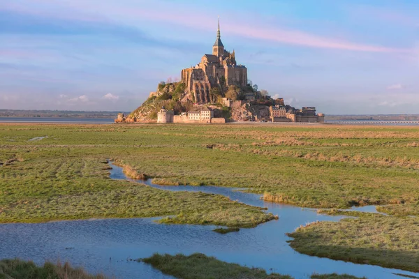 Mont Saint Michel al atardecer, Normandía, Francia — Foto de Stock