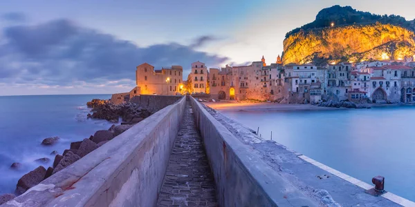 Cefalu at sunrise, Sicilië, Italië — Stockfoto