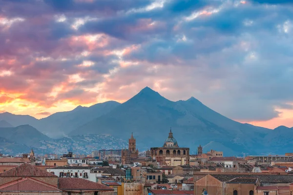 Palermo bei Sonnenuntergang, Sizilien, Italien — Stockfoto