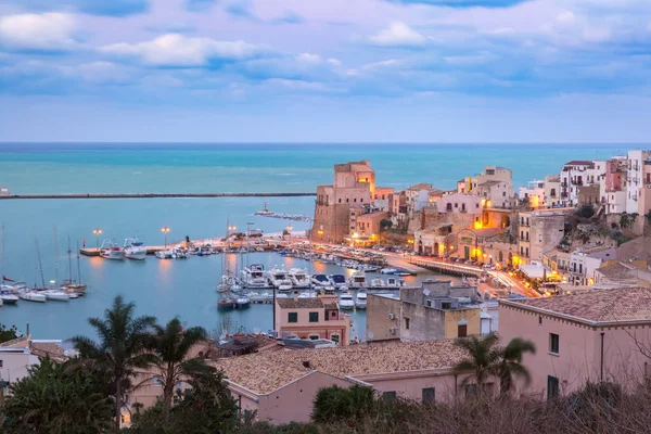 Castellammare del Golfo v západu slunce, Sicílie, Itálie — Stock fotografie