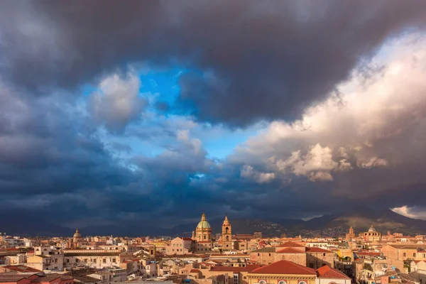 Palermo bei Sonnenuntergang, Sizilien, Italien — Stockfoto