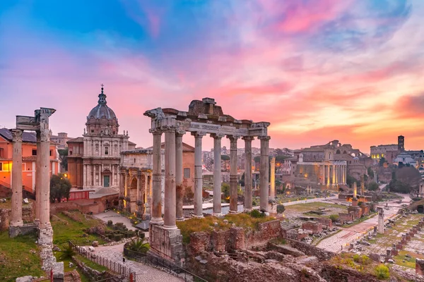 Ruínas antigas do Fórum Romano ao nascer do sol, Roma, Itália — Fotografia de Stock