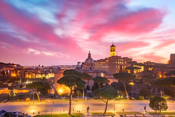 Ruinen des römischen Forums bei Sonnenaufgang, Rom, Italien — Stockfoto