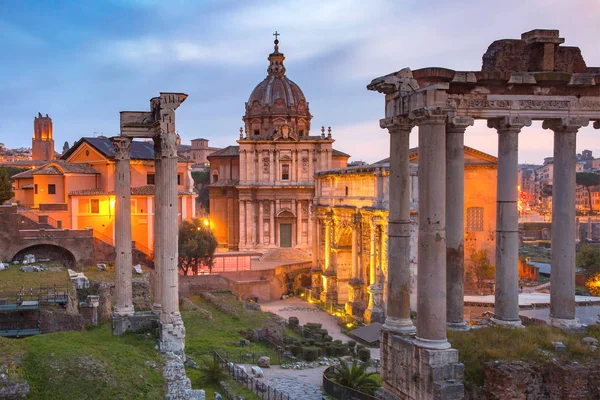 Antiguas ruinas del Foro Romano al amanecer, Roma, Italia — Foto de Stock