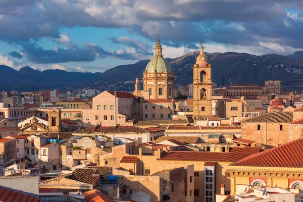 Palermo bei Sonnenuntergang, Sizilien, Italien — Stockfoto