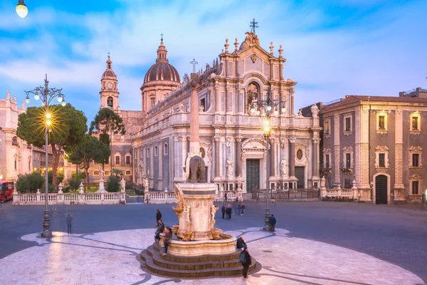 Catedral de Catania por la noche, Sicilia, Italia — Foto de Stock