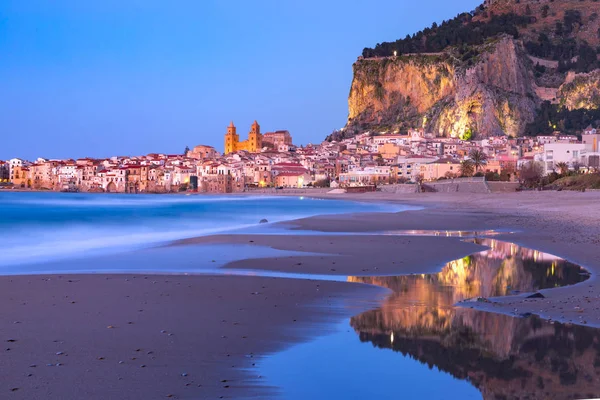 Cefalu při západu slunce, Sicílie, Itálie — Stock fotografie