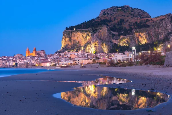 Cefalu al atardecer, Sicilia, Italia —  Fotos de Stock